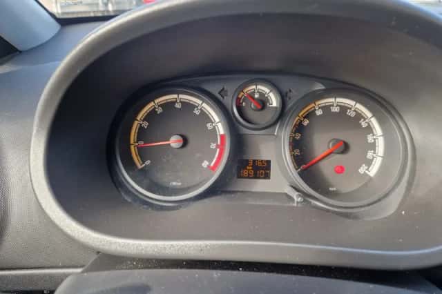Opel Corsa (2010) thumbnail 3