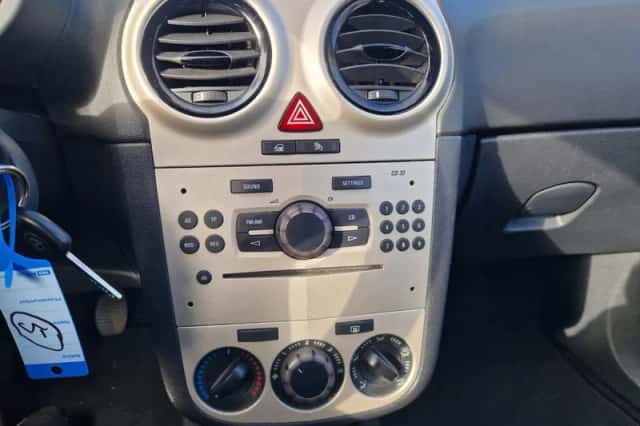 Opel Corsa (2010) thumbnail 5