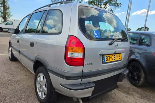 Opel Zafira (2000) thumbnail 2