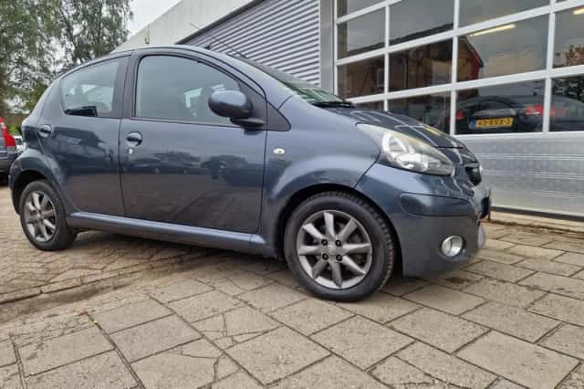 Toyota Aygo (2011) thumbnail 3