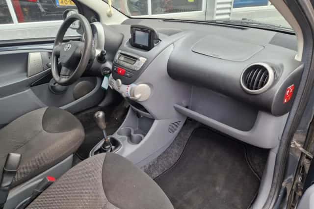 Toyota Aygo (2011) thumbnail 6