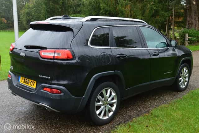 Jeep Cherokee (2014) thumbnail 4