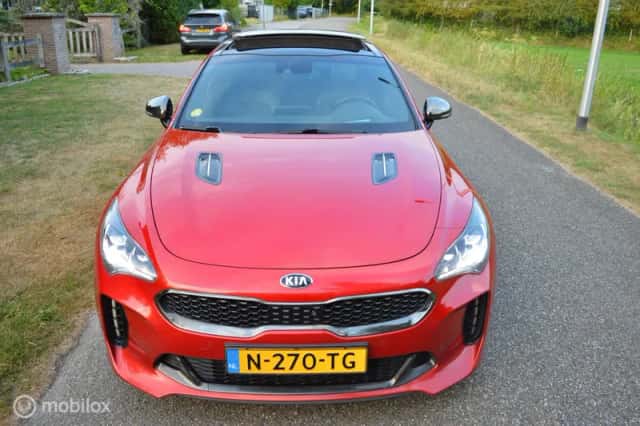 Kia Stinger (2018) thumbnail 2