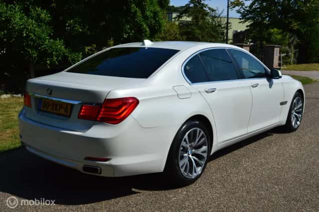 BMW 7-Serie (2010) thumbnail 5