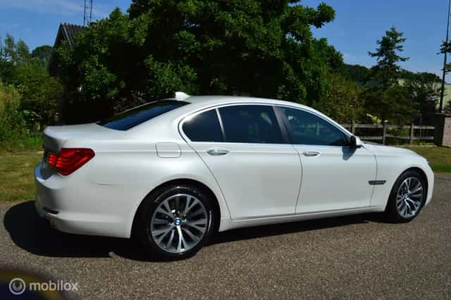 BMW 7-Serie (2010) thumbnail 6