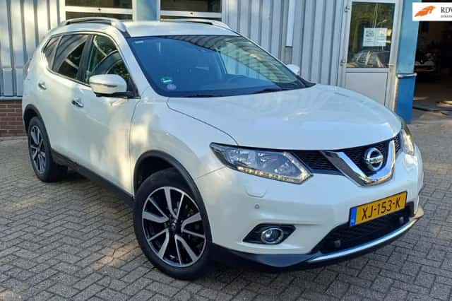 Nissan X-Trail (2016) thumbnail 2