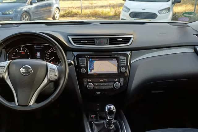 Nissan X-Trail (2016) thumbnail 4