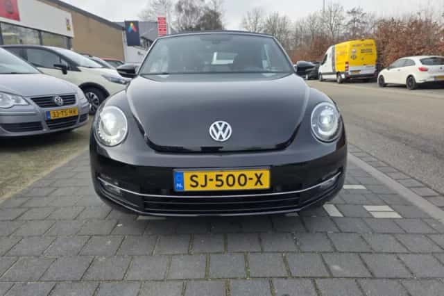 Volkswagen Beetle (2015) thumbnail 2