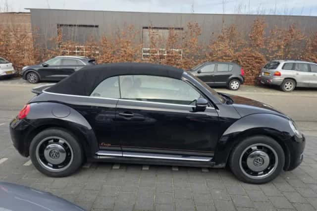 Volkswagen Beetle (2015) thumbnail 4