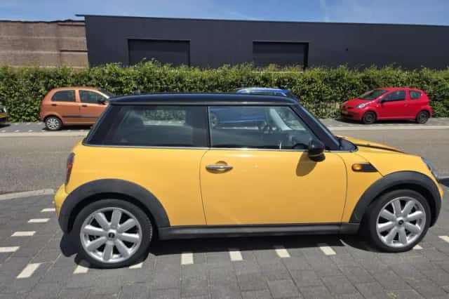 MINI Cooper (2007) thumbnail 4