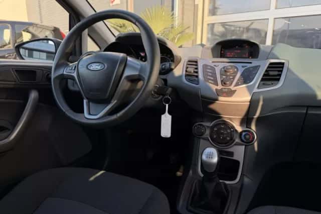 Ford Fiesta (2011) thumbnail 2
