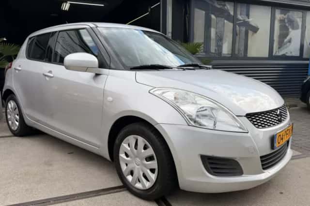 Suzuki Swift (2011) thumbnail 4