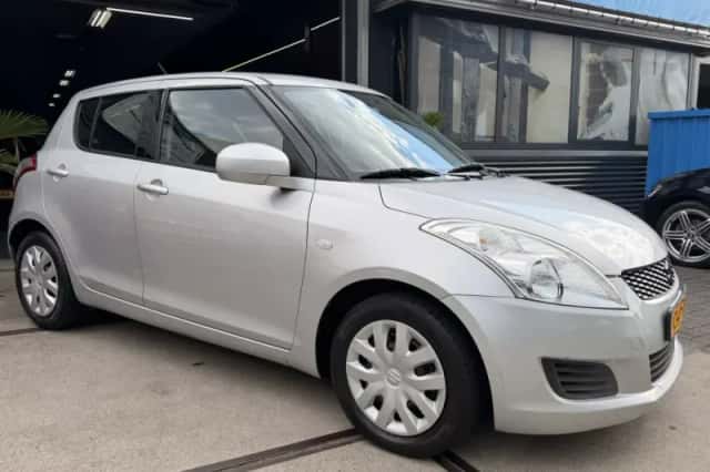 Suzuki Swift (2011) thumbnail 5