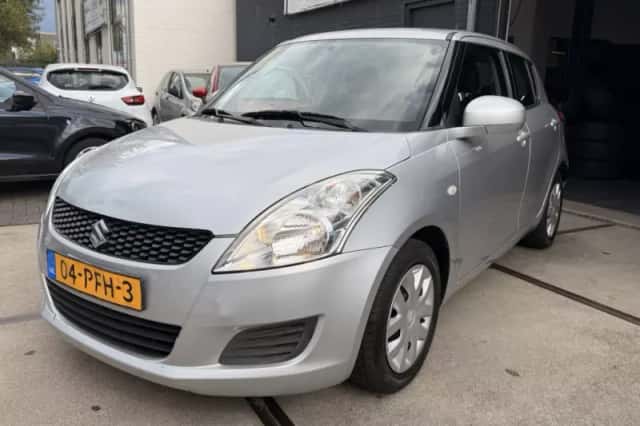 Suzuki Swift (2011) thumbnail 6