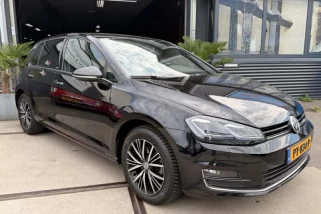 Volkswagen Golf (2017) thumbnail 4