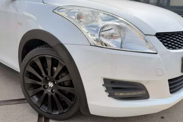 Suzuki Swift (2013) thumbnail 2