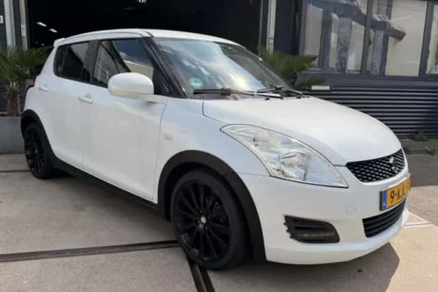 Suzuki Swift (2013) thumbnail 4