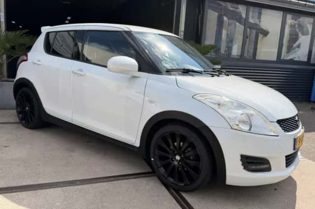 Suzuki Swift (2013) thumbnail 5