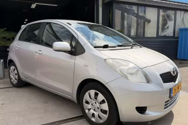 Toyota Yaris (2006) thumbnail 2