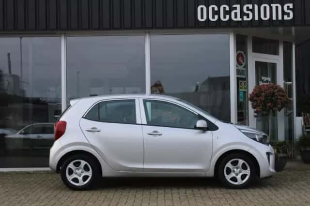 Kia Picanto (2023) thumbnail 2