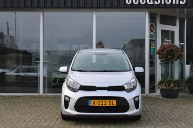 Kia Picanto (2023) thumbnail 3
