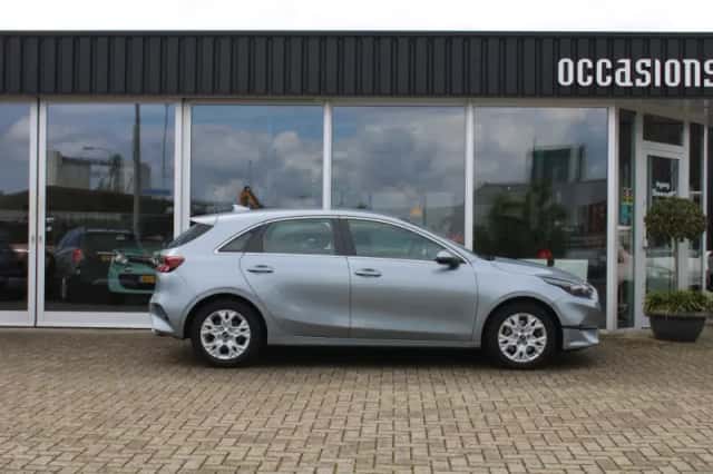 Kia Ceed (2023) thumbnail 2