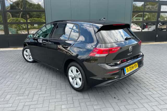 Volkswagen Golf (2023) thumbnail 2
