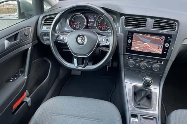 Volkswagen Golf (2018) thumbnail 3