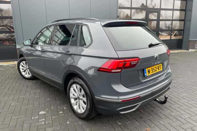 Volkswagen Tiguan (2021) thumbnail 2