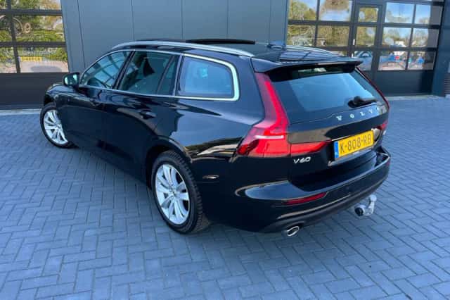 Volvo V60 (2021) thumbnail 2
