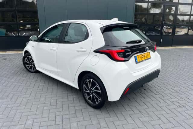 Toyota Yaris (2021) thumbnail 2
