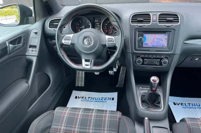 Volkswagen Golf (2009) thumbnail 3