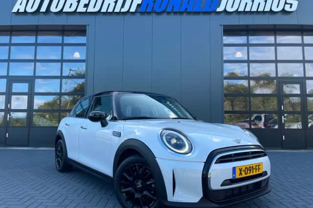 MINI Cooper (2023) thumbnail 1