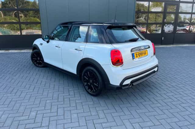 MINI Cooper (2023) thumbnail 2