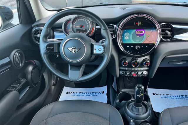 MINI Cooper (2023) thumbnail 3