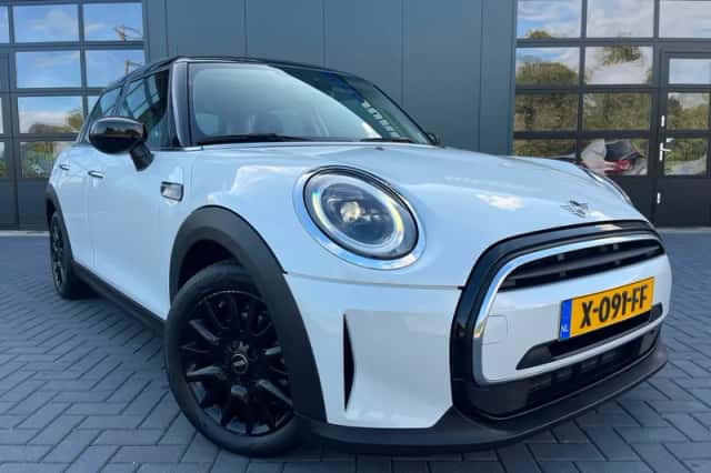MINI Cooper (2023) thumbnail 4