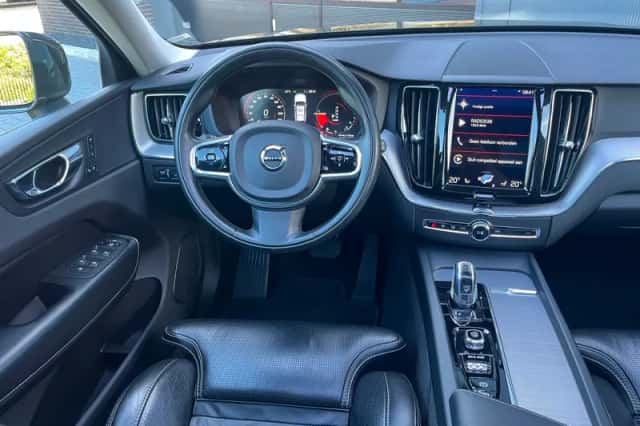 Volvo XC60 (2018) thumbnail 3