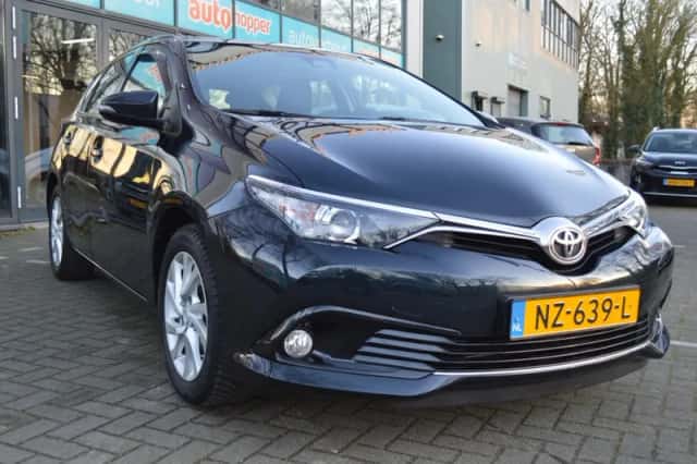 Toyota Auris (2017) thumbnail 2