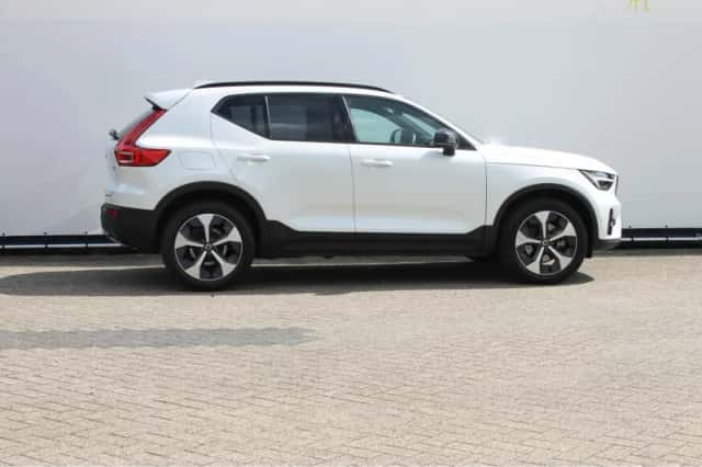 Volvo XC40 (2024) thumbnail 3