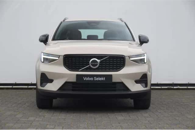 Volvo XC40 (2025) thumbnail 2