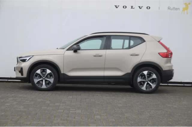 Volvo XC40 (2025) thumbnail 4