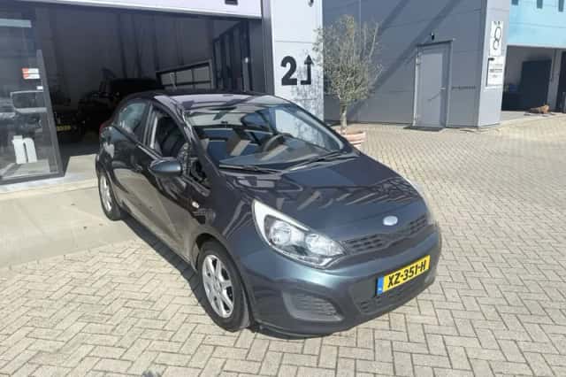 Kia Rio (2014) thumbnail 3