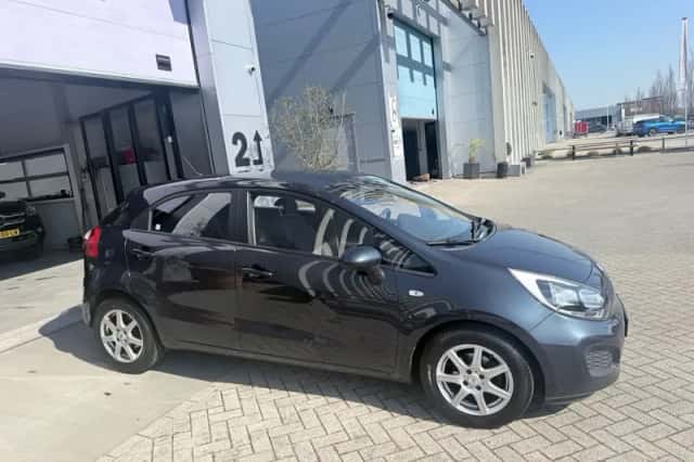 Kia Rio (2014) thumbnail 4