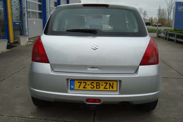 Suzuki Swift (2005) thumbnail 4