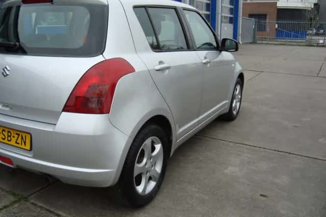 Suzuki Swift (2005) thumbnail 5