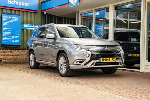 Mitsubishi Outlander (2020) thumbnail 2