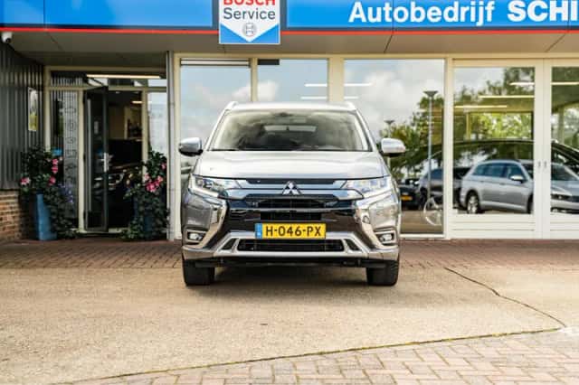 Mitsubishi Outlander (2020) thumbnail 4