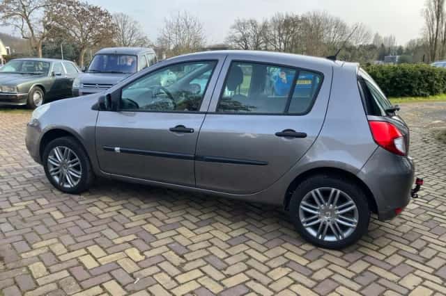 Renault Clio (2010) thumbnail 3