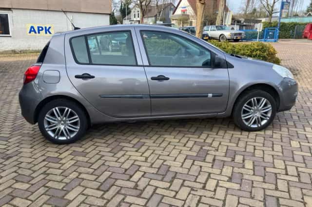 Renault Clio (2010) thumbnail 4