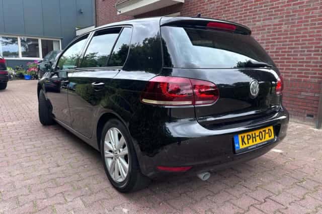 Volkswagen Golf (2011) thumbnail 2